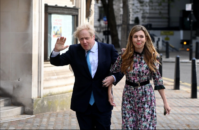 NJË VIT PAS LINDJES/ Kryeministri britanik martohet në fshehtësi të plotë (FOTOT)