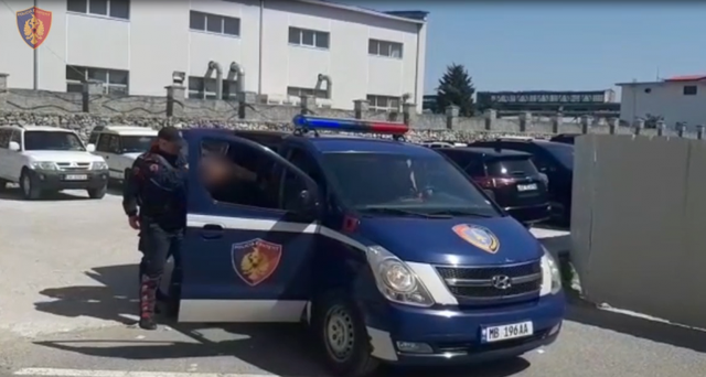 QARKULLONTE ME ARMË DHE BËNTE…/ Arrestohet 34-vjeçari në Shkodër (VIDEO)