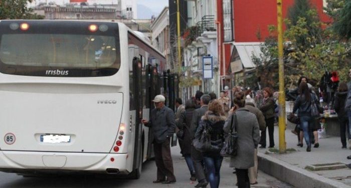 NDODH NË TIRANË/ Urbanit i plas goma te “Rruga e Kavajës”, plagoset një…