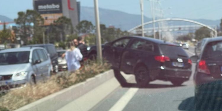 PAMJET/ Aksident në autostradën Tiranë-Durrës, makina përfundon mbi trafikndarëse