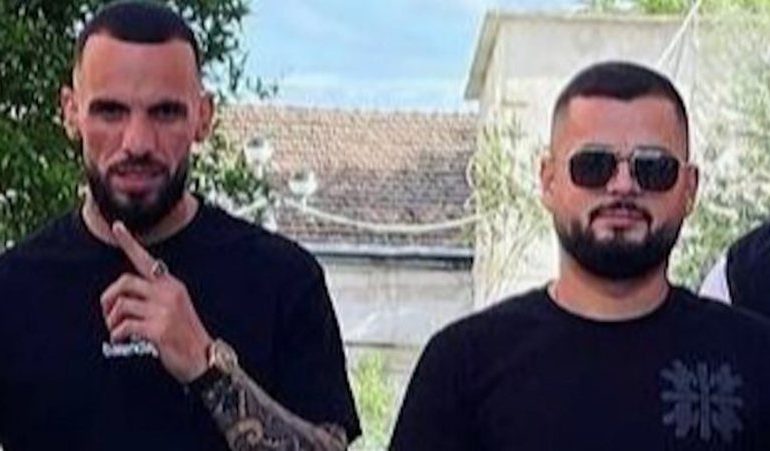 VRASJA E MEHMET QEMËS NË TIRANË/ Shokët dalin para gjykatës të trishtuar dhe me kokën ulur (VIDEO)