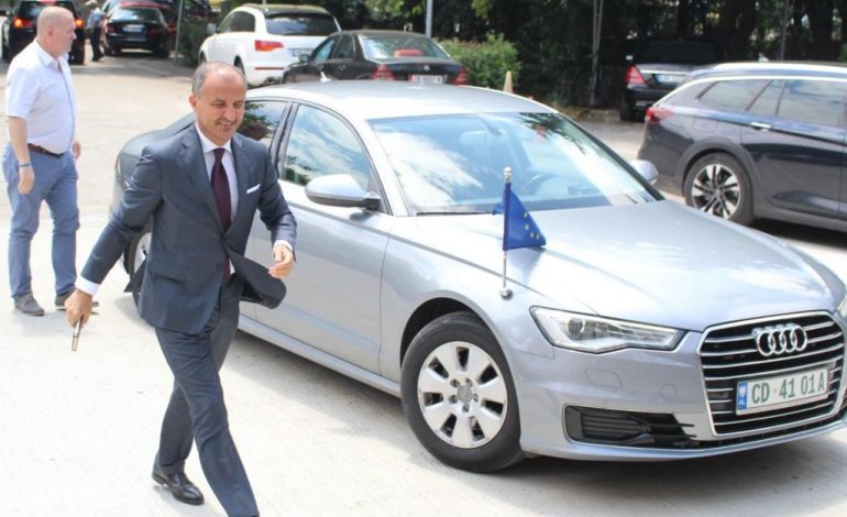 “JAVA E EUROPËS”/ Ambasadori Luigi Soreca ia merr valles së Pogonishtes në mes të sheshit ‘Skënderbej’ (VIDEO)
