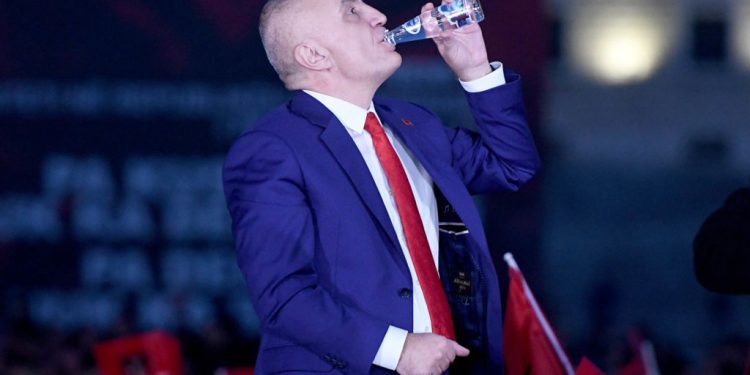 “BURGU PËR BURRAT ËSHTË”/ Pas shpalljes së Sali Berishës “non grata” qyetarët shpërthejnë ndaj Metës: Edhe ty…