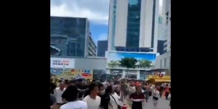 VIDEO E FRIKSHME/ Ndërtesa 70 katëshe fillon papritur të lëkundet, qytetarët vrapojnë të tmerruar