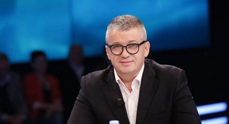 “HAPNI KUTITË”/ Alfred Peza ironi me Presidencën: Kot s’kanë firmosur komisionerët e PD dhe LSI