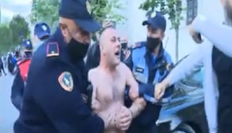INCIDENTI NË CEREMONINË E FALJES/ Policia, informacion zyrtar: 40-vjeçari ishte lyer me benzinë, u ndalua nga qytetarët