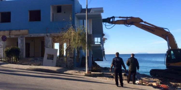 NDËRTIMET PA LEJE/ Arrestohen dy inspektorë të IMT në Himarë, në kërkim…