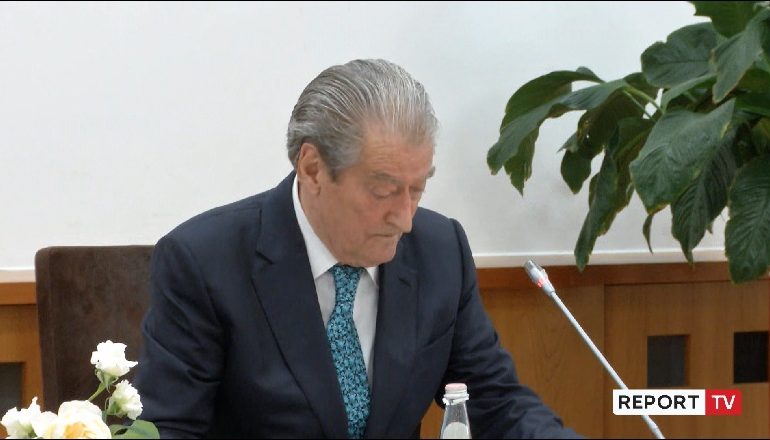 SA KUSHTON DHE KUSH DO TA PAGUAJË AVOKATIN FRANCEZ? Berisha i SHMANGET dy herë pyetjes së gazetarëve