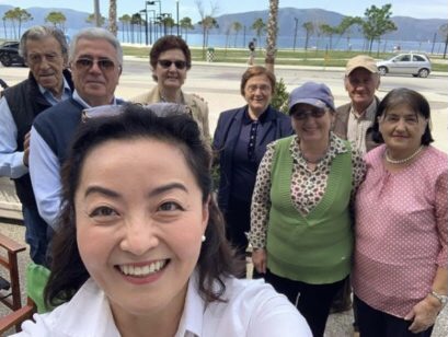 E BUZËQESHUR MES VLONJATËVE/ Ambasadorja Kim ndan FOTON: Mirëdita nga Vlora