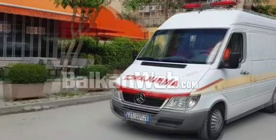E RËNDË/ I riu dërgohet me urgjencë në spital, i plagosur në qafë me thikë