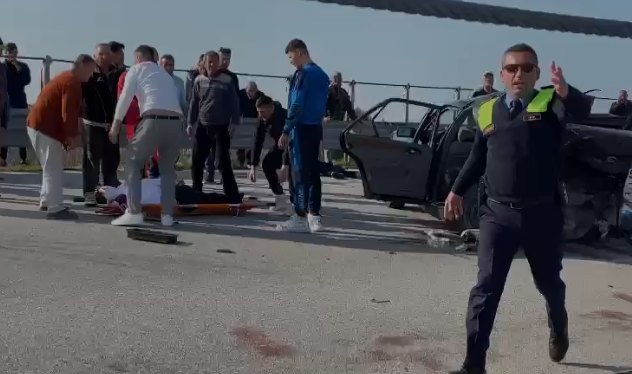 PAMJET/ Përplasen dy makina në Tiranë-Durrës, një nga mjetet përmbyset në…