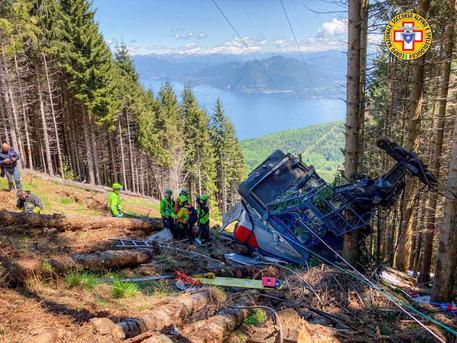 E RËNDË NË ITALI/ Rrëzimi i teleferikut, shkon në 9 numri i viktimave, 2 fëmijë në gjendje të rëndë