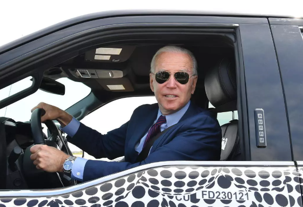 PLAN 174 MILIARDË DOLLARË/ Presidenti Biden promovon prodhimin e makinave elektrike amerikane