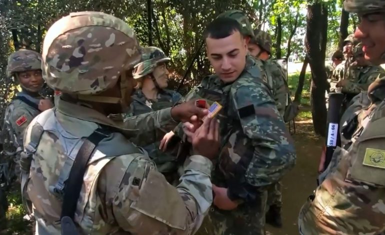 VIDEOLAJM/ Momenti kur ushtarakët shqiptarë dhe ata amerikanë ndërrojnë spaletat gjatë stërvitjes