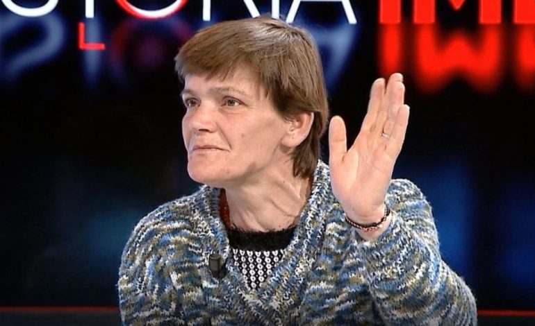 “KUR U KTHEVA NË SHPI GJETA BURRIN ME NJË FEMËR”/ 45-vjeçarja: Pasi i rraha të dy, i nxora jashtë para komshinjve siç i ka bërë nëna