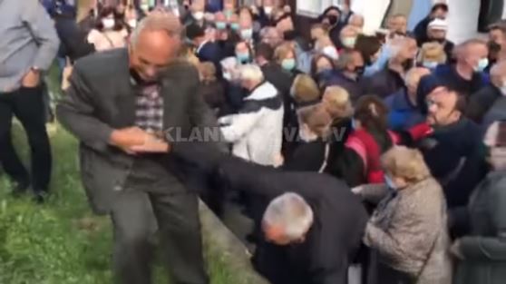 PAMJET TMERRUESE NGA KOSOVA/ Kështu ngjiten të moshuarit për të arritur tek “vaksinat”