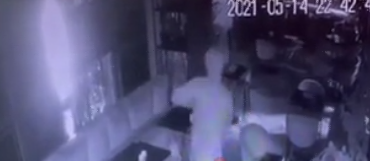 PUBLIKOHEN PAMJET/ I riu me kapuç e bidon benzine i vë flakën lokalit te “Myslym Shyri” (VIDEO)