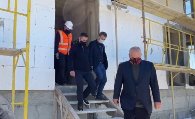 “REZIDENCË SI E TË PASURVE POR ME NJERËZ TË…”/ Rama inspekton ndërtimet në Bubq (VIDEO)