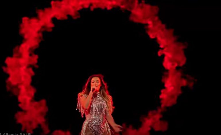 SUPER Anxhela Peristeri NDEZ skenën me performancën e saj dhe kalon në finalen e Eurovizion