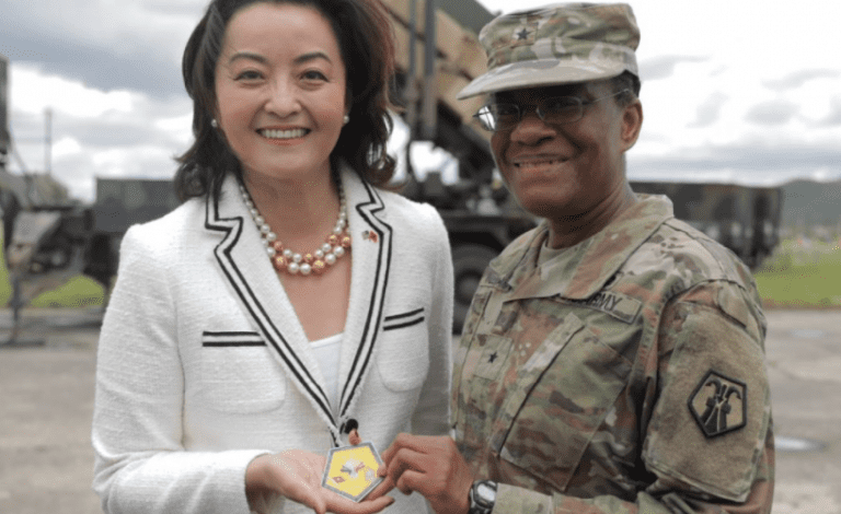 PJESË E “DEFENDER 21″/ Kim publikon FOTO me Gjenerale Brigadieren Amerikane: E para grua që mban këtë post