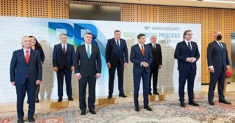 FOTOLAJM / Osmanin e “harrojnë” të gjithë, e vetmja presidente grua “bllokohet” nga… Ilir Meta