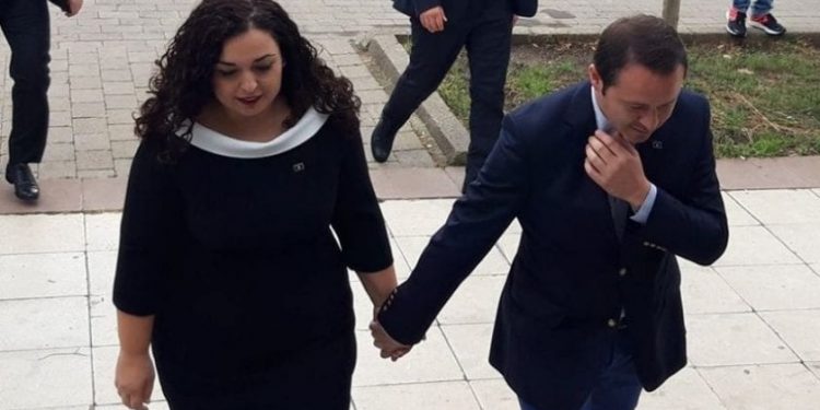 E PAZAKONTË/ Vjosa Osmani shkarkon ambasadorin kosovar në Maqedoninë e Veriut, detyrën e merr bashkëshorti i saj