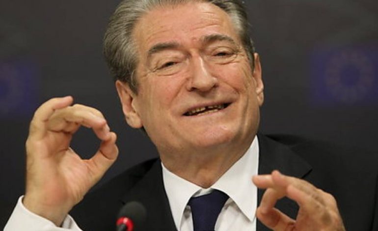 “MË KANË ARDHUR DHJETRA FTESA…”/ Çfarë deklaronte Berisha kur pyetej nëse ishte shpallur i padëshirueshëm nga SHBA