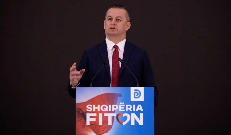 KËRCËNOI ME JETË GAZETARIN/ Pendohet deputeti i PD: Kërkoj falje, i bëra presion, e fyeva…