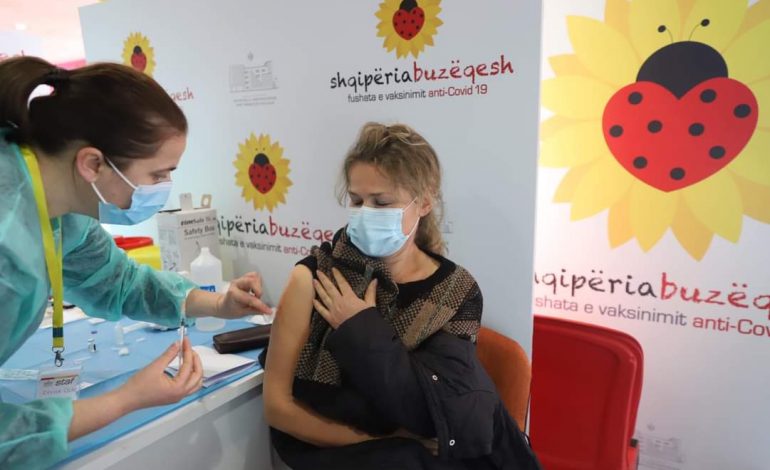 “VERËN E SHOHIM ME OPTIMIZËM”/ Qytetarët në shesh për dozën e dytë të vaksinës anti-COVID