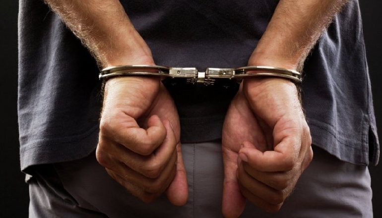 NË KËRKIM NDËRKOMBËTAR PËR VRASJE/ Arrestohet me qëllim ekstradimi drejt Italisë 59-vjeçari në Kavajë (EMRI)