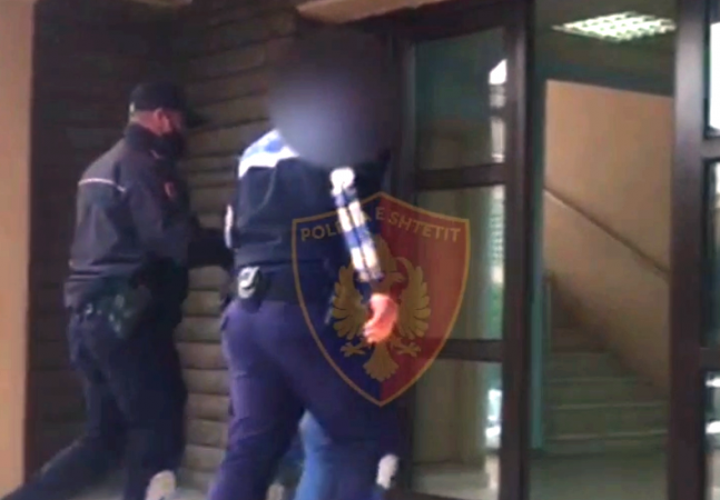 OPERACIONI “PARANDALIMI”/ Armë e heroinë në lokal, arrestohen babë e bir në Korçë. Në banesë iu gjendet dhe… (EMRAT)