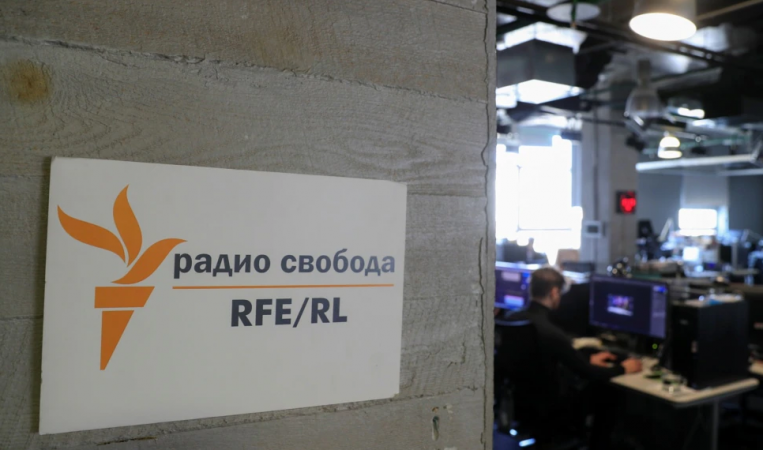 MOSKA BLLOKON LLOGARITË E “RADIOS EUROPA E LIRË”/ DASH: Një përpjekje e re e Rusisë për të shtypur mediat e pavarura