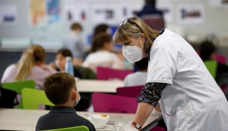 PANDEMIA/ Franca hap shkollat dhe heq kufizimet në udhëtim brenda territorit