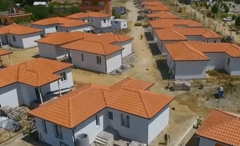 “MIRËMËNGJES”/ Rama e nis ditën me pamje nga shtëpitë e rindërtuar në Vaqarr (VIDEO)