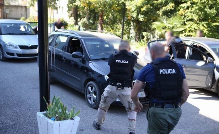 31-VJEÇARI NË BURG TË ANGLISË/ Policia i sekuestron 500 mijë dollarë pasuri në Tiranë, në shtëpi iu kapën 363 mijë paund (EMRI+DETAJE)