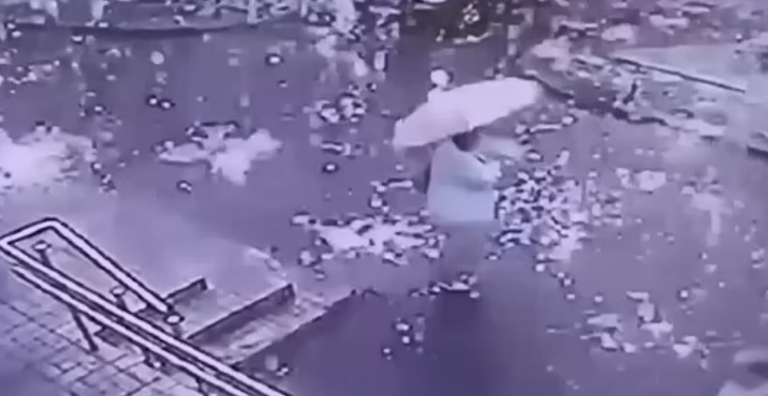 “SHI I MADH ZJARRI”/ Momenti tmerrues në Rusi, stuhia bie mbi telat elektrike, qielli bëhet i kuq dhe… (VIDEO)