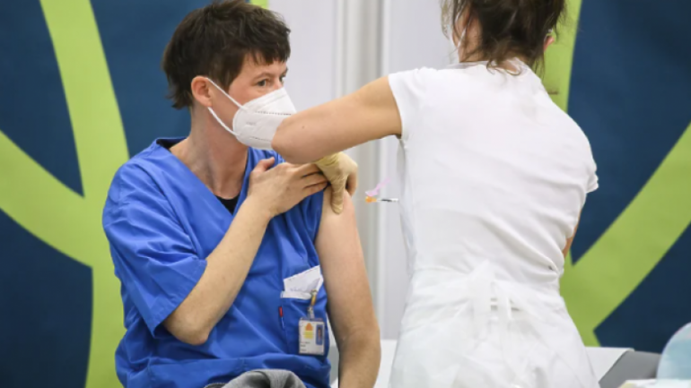 SKANDALI NË AUSTRI/ Mjeku vaksinon me një vaksinë mbi 60 punonjës