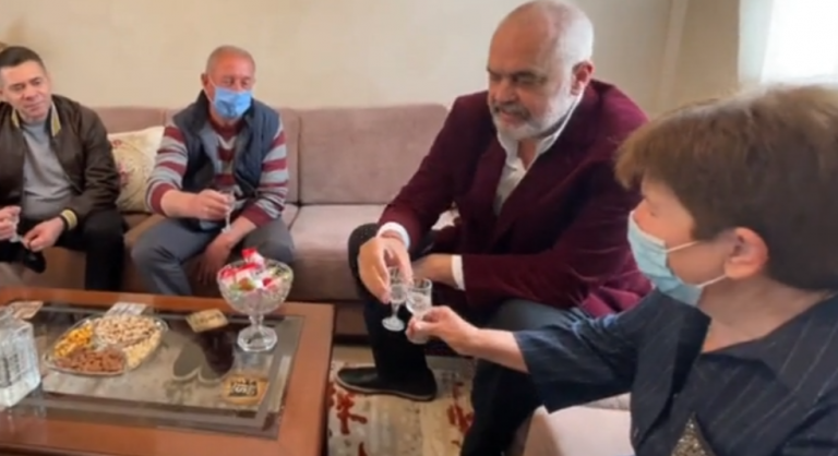 RINDËRTIMI/ Rama vizitë në familjet që hynë në shtëpitë e reja në Maminas, pritet me batuta nga banorët