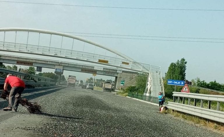 KAOS NË SUPERSTRADËN MILOT-MAMURRAS/ Kamioni shkarkon zhavorin në mes të rrugës, bllokohet qarkullimi i mjeteve (FOTO)