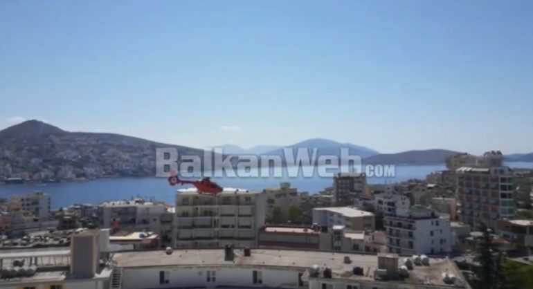 U PËRPLAS NGA AUTOMJETI NË SARANDË/ Drejtuesi i motorit në gjëndje të rëndë, dërrgohet me helikopter në Tiranë