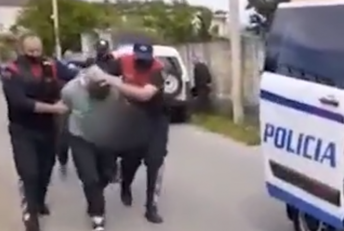 TENTUAN T’I LARGOHEN POLICISË/ Arrestohen dy të rinjë në Shkodër, kishin në makinë 4 mijë fara kanabis (EMRAT)