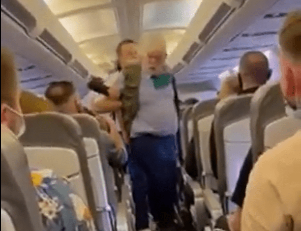 PLAS SHERRI MES SHQIPTARVE NË AVION/ Vjehrri dhe dhëndri rrihen me grushte (VIDEO)