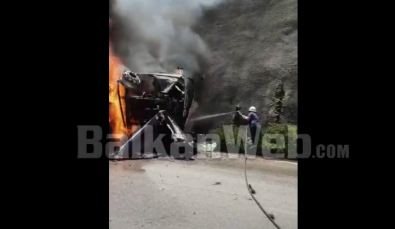 PAMJET/ Përplaset me bordurat anësore të rrugës, shkrumbohet nga flakët kamioni në Gjirokastër,
