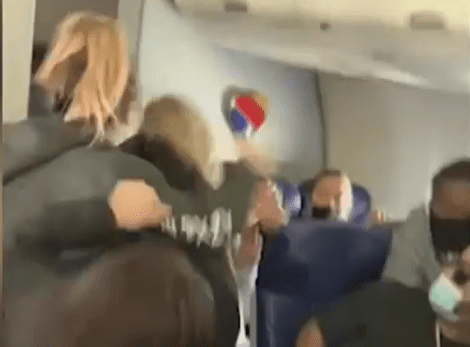 PLAS SHERRI NË AVION/ Pasagjerja sulmon stjuardesën dhe i thyen 2 dhëmbë (VIDEO)