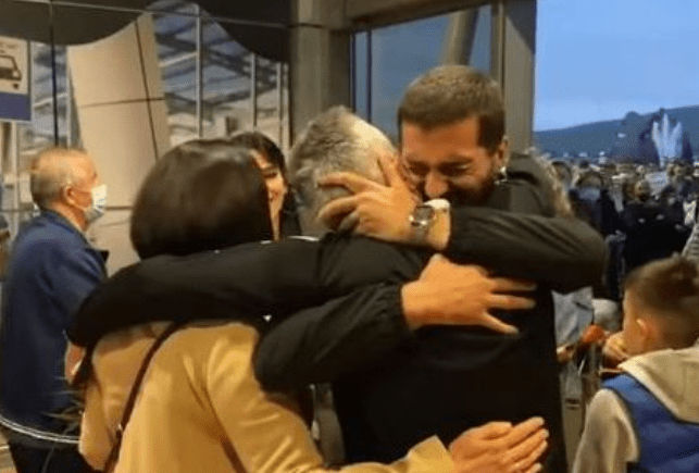 PREKËSE/ Prej 29 vitesh nuk ishte kthyer në Atdhe, emigranti shqiptar shpërthen në lot kur takon familjen (VIDEO)