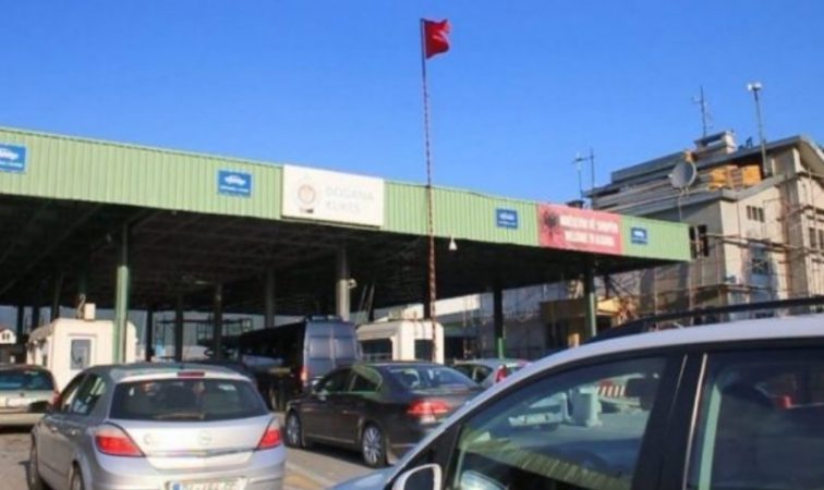 FESTA E FIETR BAJRAMIT/ Turistët nga Kosova dynden drejt Shqipërisë, radhë të gjata në Morinë