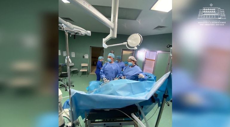 PUBLIKON PAMJET NGA SPITALI I TRAUMËS/ Manastirliu: Kryhet me sukses ndërhyrja delikate me laparoskopi