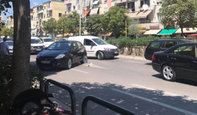 AKSIDENT NË TIRANË/ Makina del nga rruga e përfundon në korsinë e stacionit të autobusit. Plagosen dy këmbësorë