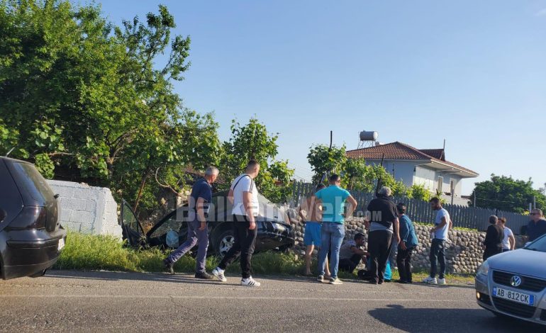 DALIN PAMJET/ Tentoi të shmangë përplasjen me një mjet tjetër, makina del nga rruga dhe…