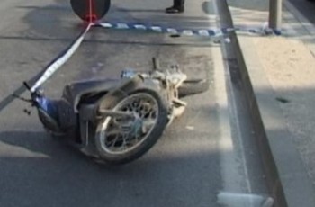 AKSIDENT NË DIVJAKË/ Motori përplas fëmijën 3 vjeç, arrestohet 19-vjeçari